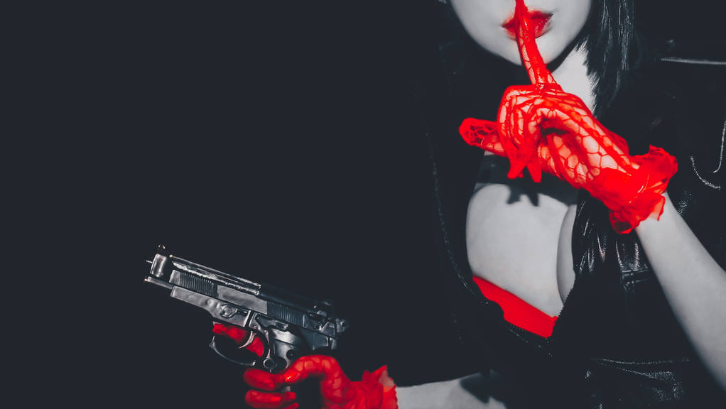 pistole v rukou sexy ženské bandita - Fotografie, Obrázek