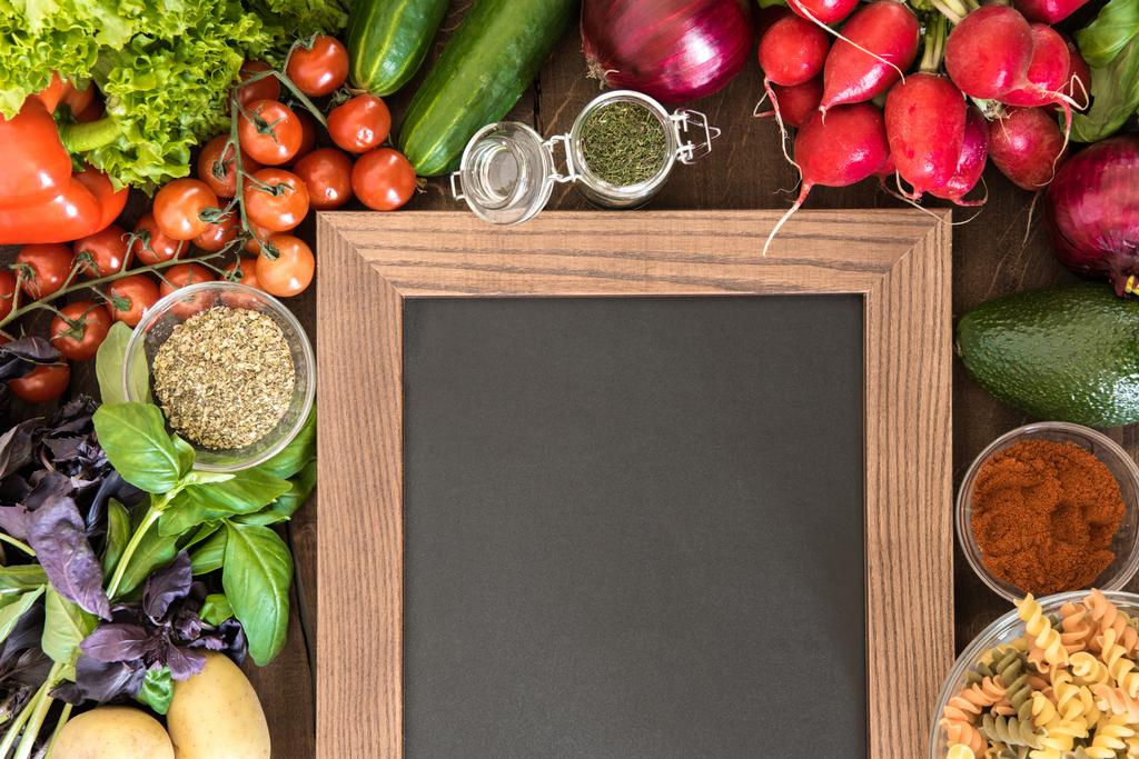 Tafel mit frischem Gemüse  - Foto, Bild