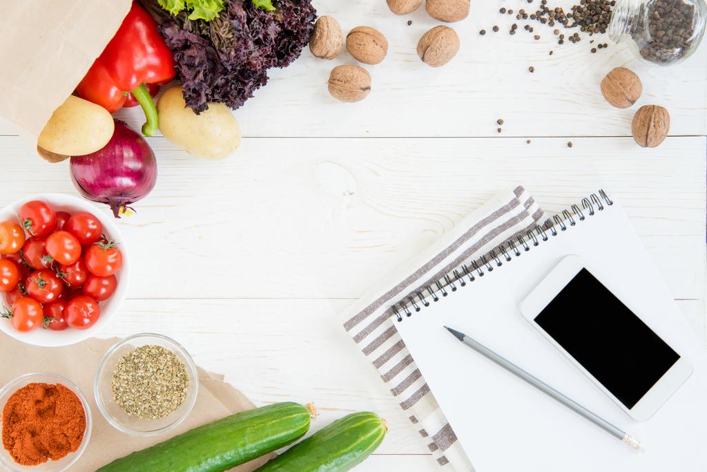 Smartphone et légumes sur la table
  - Photo, image
