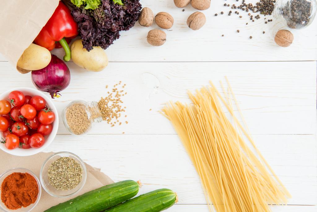 Spaghettis et légumes crus
  - Photo, image