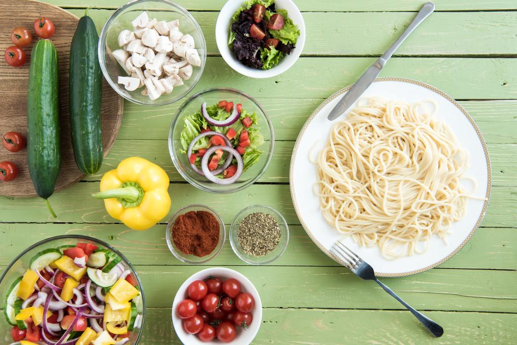Spaghetti e verdure fresche
  - Foto, immagini