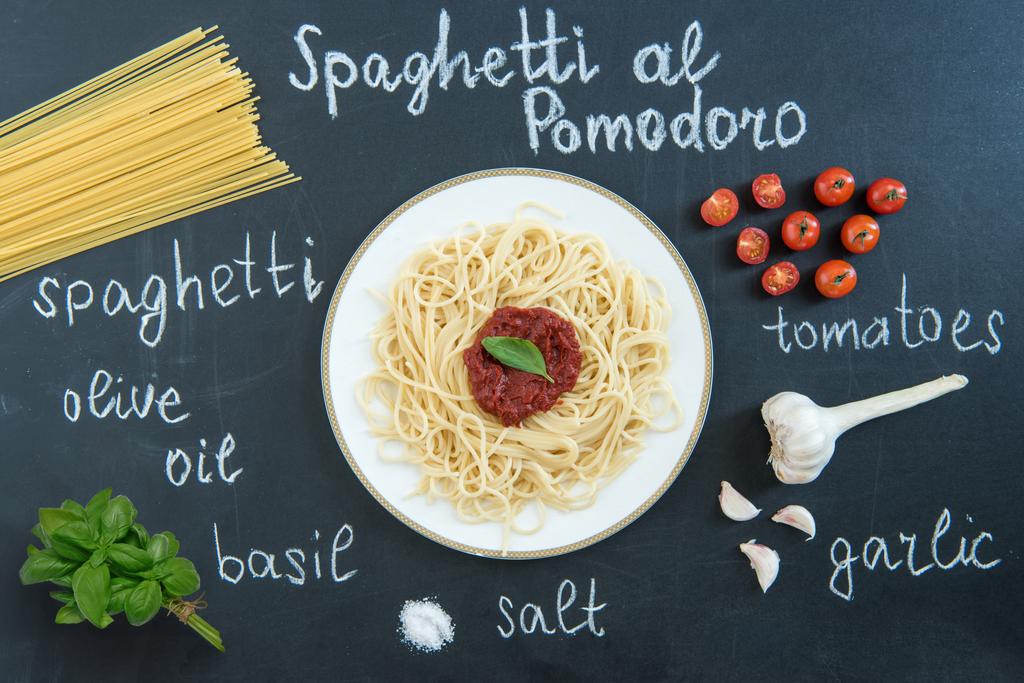 Spagetti sosu ve fesleğen ile  - Fotoğraf, Görsel