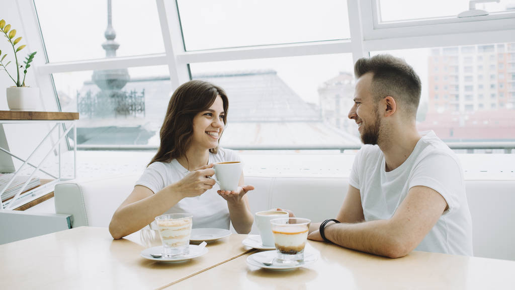 aantrekkelijke jonge paar op een datum in een café - Foto, afbeelding