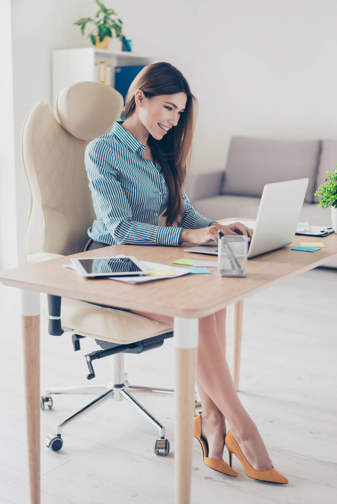 Täysikokoinen kuva tyylikäs liiketoiminnan nainen istuu toimistossaan
 - Valokuva, kuva