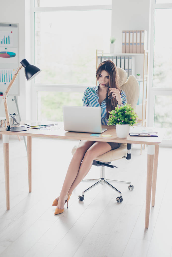 Foto in voller Größe von eleganten Geschäftsfrau sitzt in ihrem Büro ein - Foto, Bild