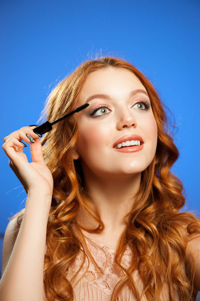 νεαρή γυναίκα εφαρμογή make up - Φωτογραφία, εικόνα