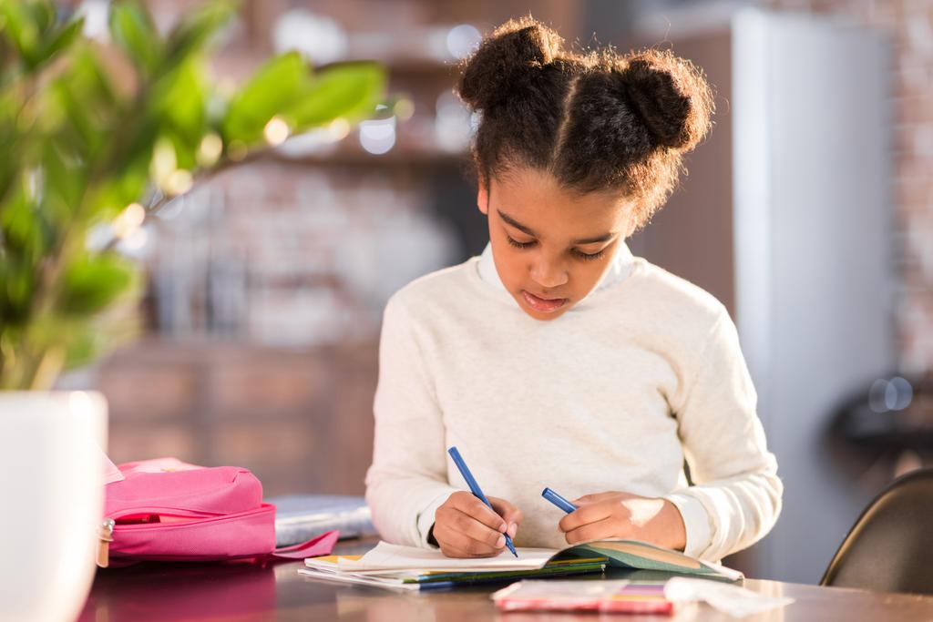 Schulmädchen macht Hausaufgaben - Foto, Bild