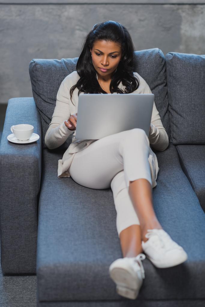 Laptopot használó nő otthon - Fotó, kép