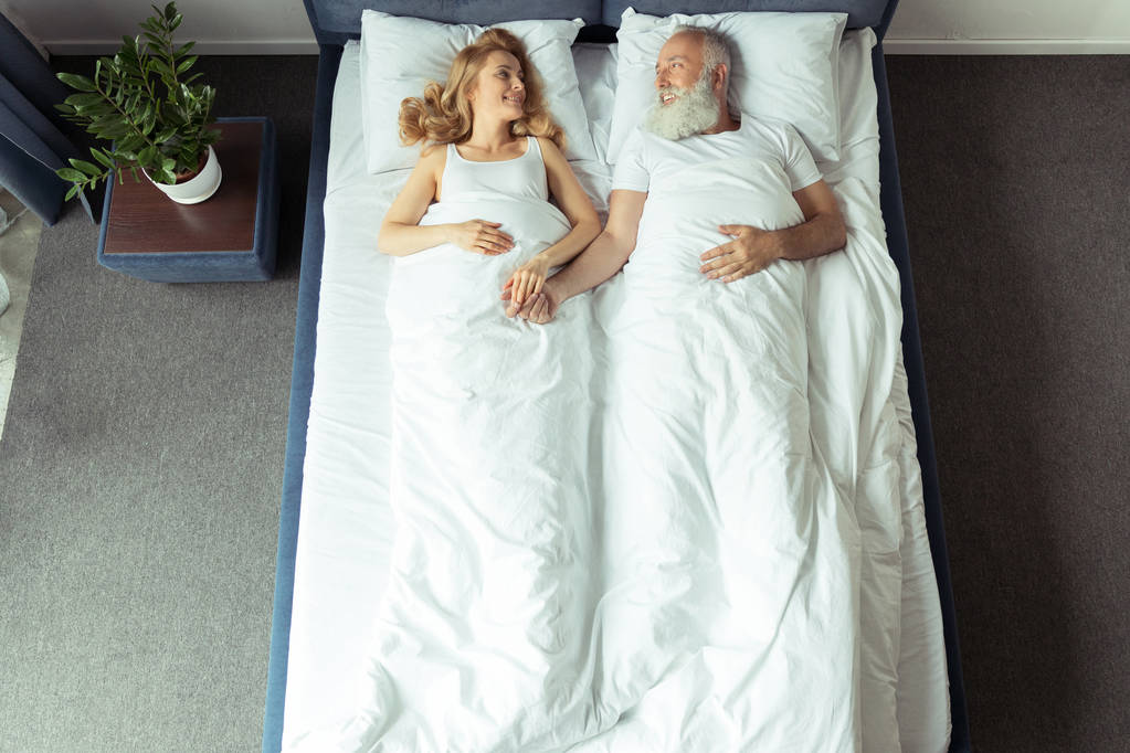 Pariskunta makaa sängyssä - Valokuva, kuva