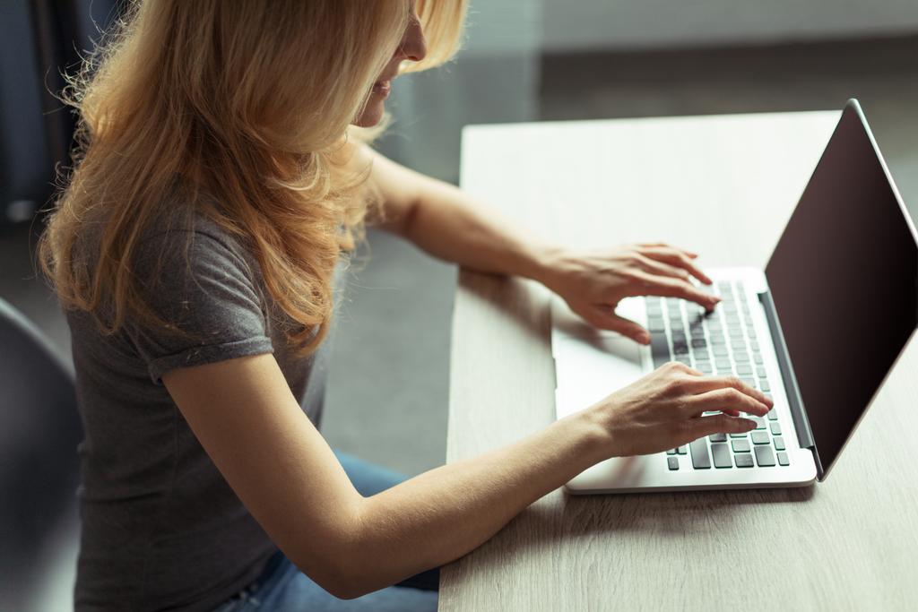 жінка-блогер працює на ноутбуці
 - Фото, зображення