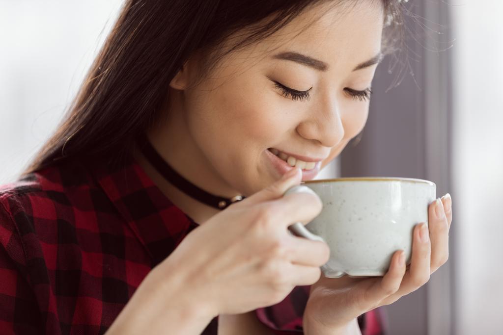 Asiática chica bebiendo café
 - Foto, Imagen