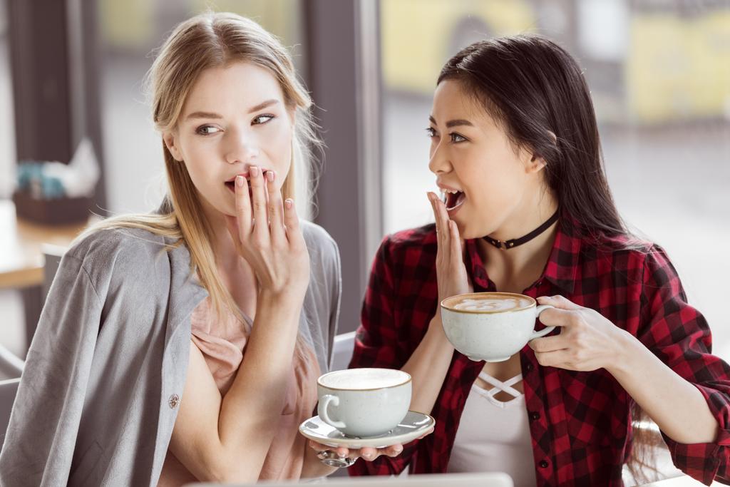 junge Frauen trinken Kaffee  - Foto, Bild
