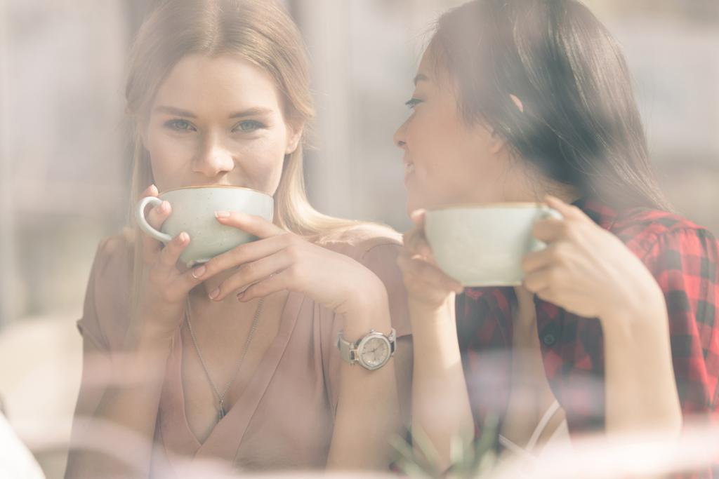 Друзья в перерыве между кофе
 - Фото, изображение