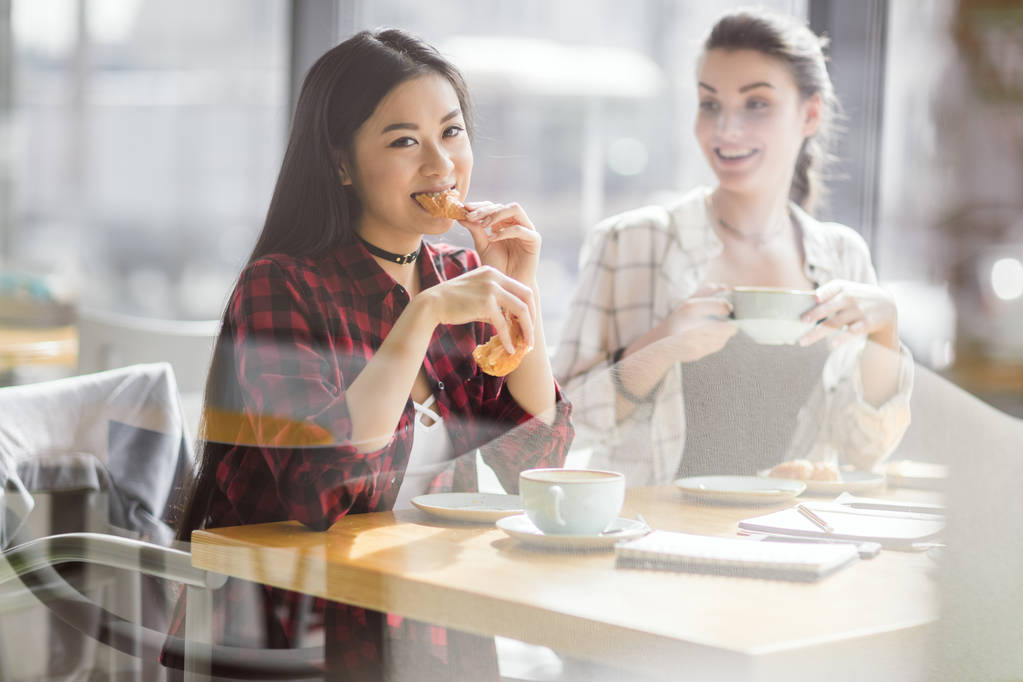 девушки едят круассаны и пьют кофе
 - Фото, изображение