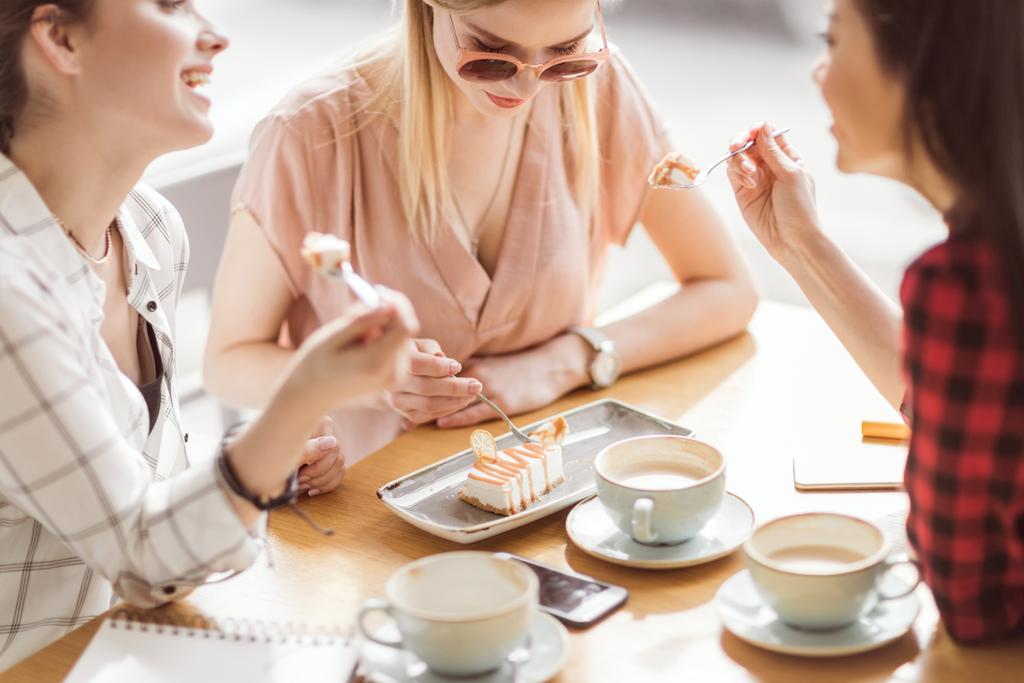 κορίτσια τρώγοντας κέικ και πίνοντας καφέ - Φωτογραφία, εικόνα