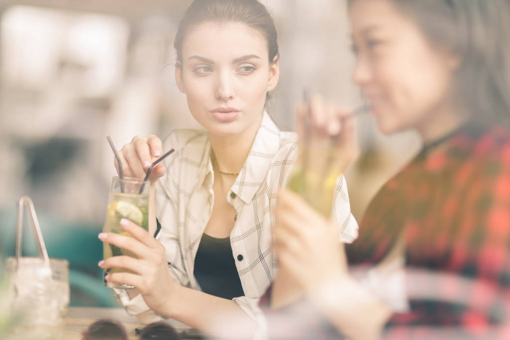 дівчата п'ють коктейлі в кафе
 - Фото, зображення