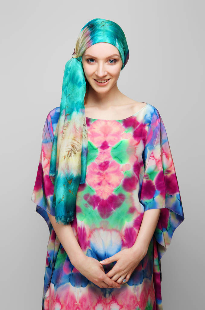 Hezká dívka v barevný hedvábný šátek na hlavu a ukradl - Fotografie, Obrázek