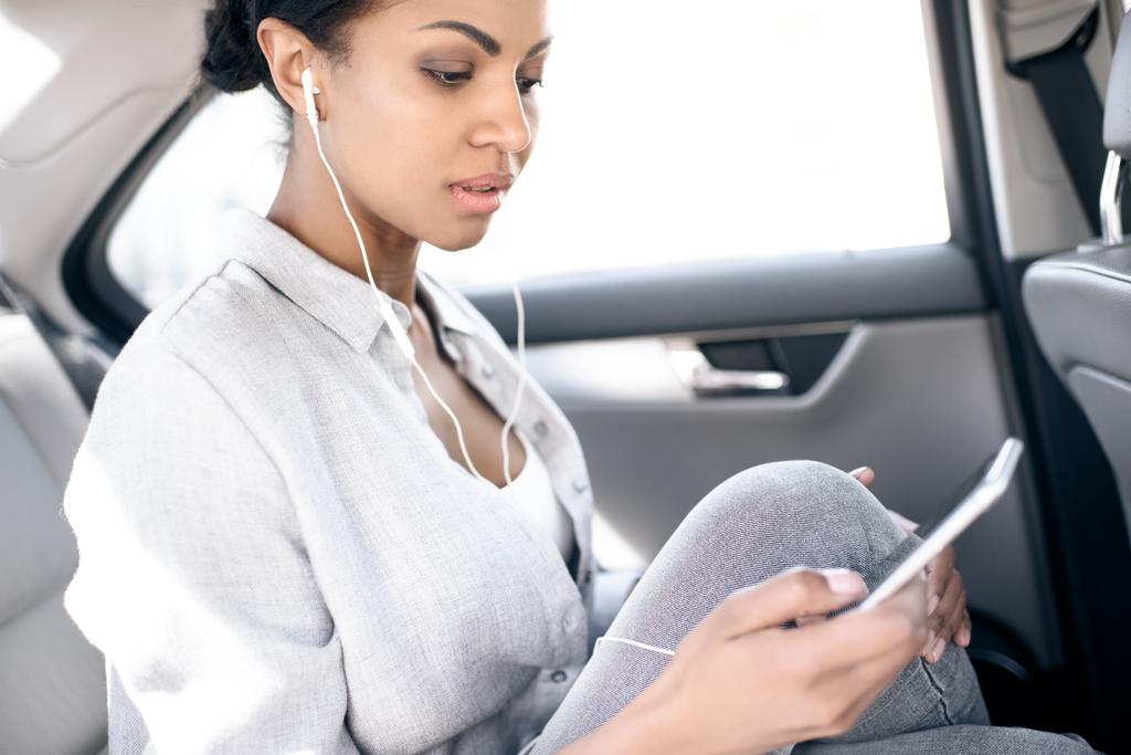 Vrouw luisteren muziek in oortelefoons - Foto, afbeelding