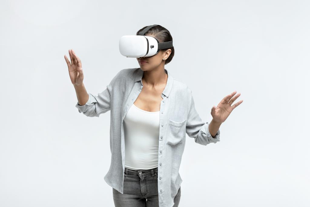 vrouw met behulp van virtual reality headset  - Foto, afbeelding