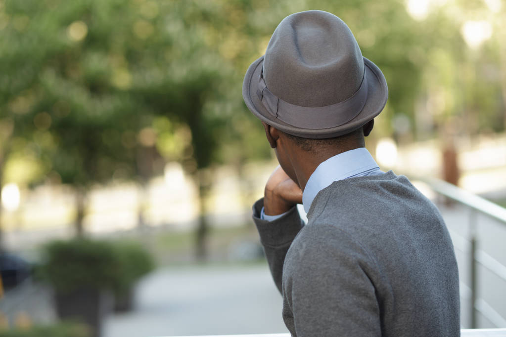 Američan Afričana muž v klobouku v létě - Fotografie, Obrázek