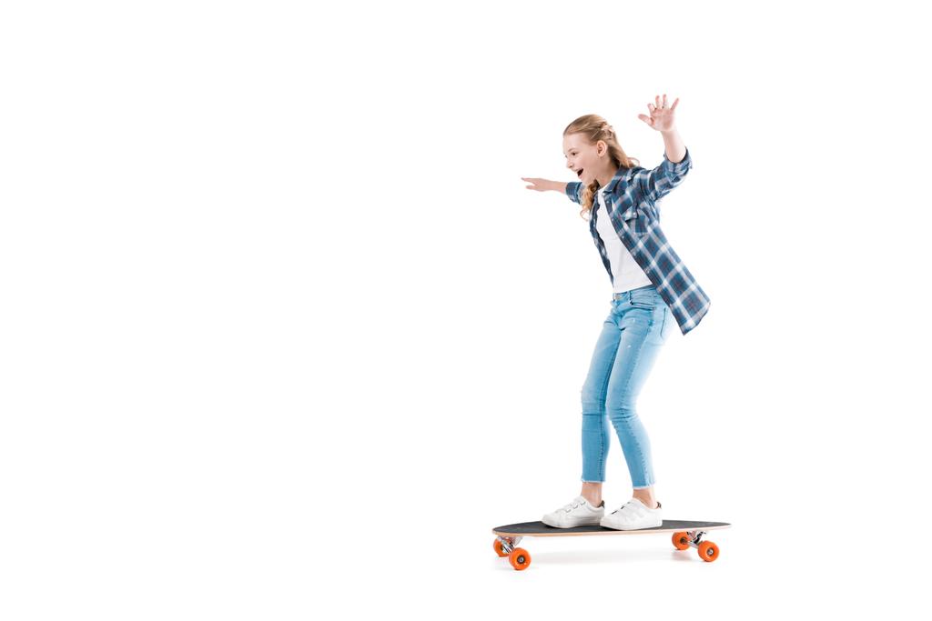 Gelukkig meisje met skateboard - Foto, afbeelding