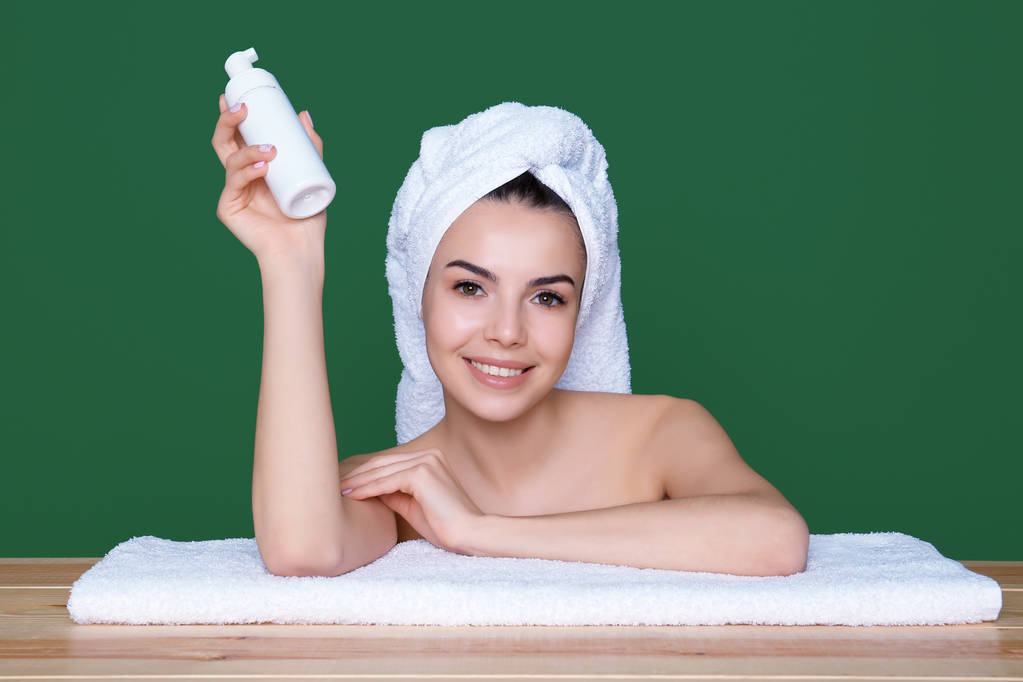 jovem mulher após o banho com creme
  - Foto, Imagem