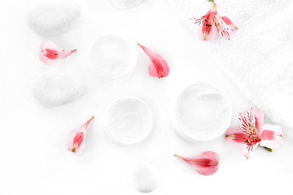 Flores y crema en recipientes
  - Foto, imagen