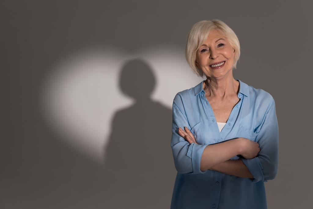 Frau mit herzförmigem Schatten  - Foto, Bild