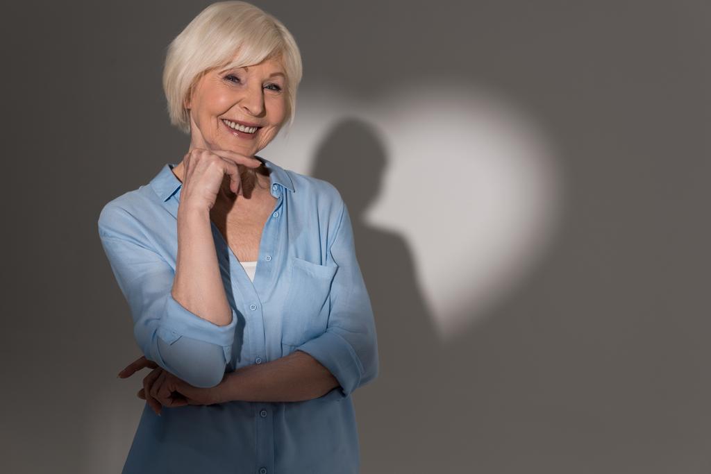 женщина с тенью в форме сердца
  - Фото, изображение
