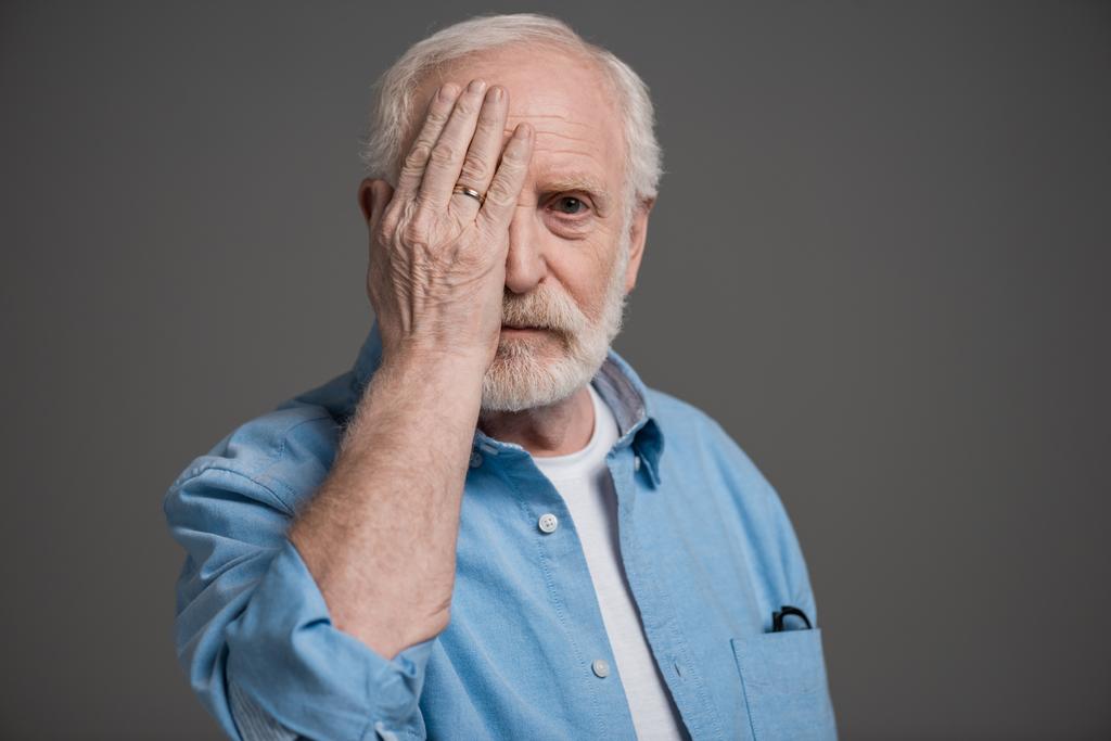 Senior man herziening van gezichtsvermogen - Foto, afbeelding