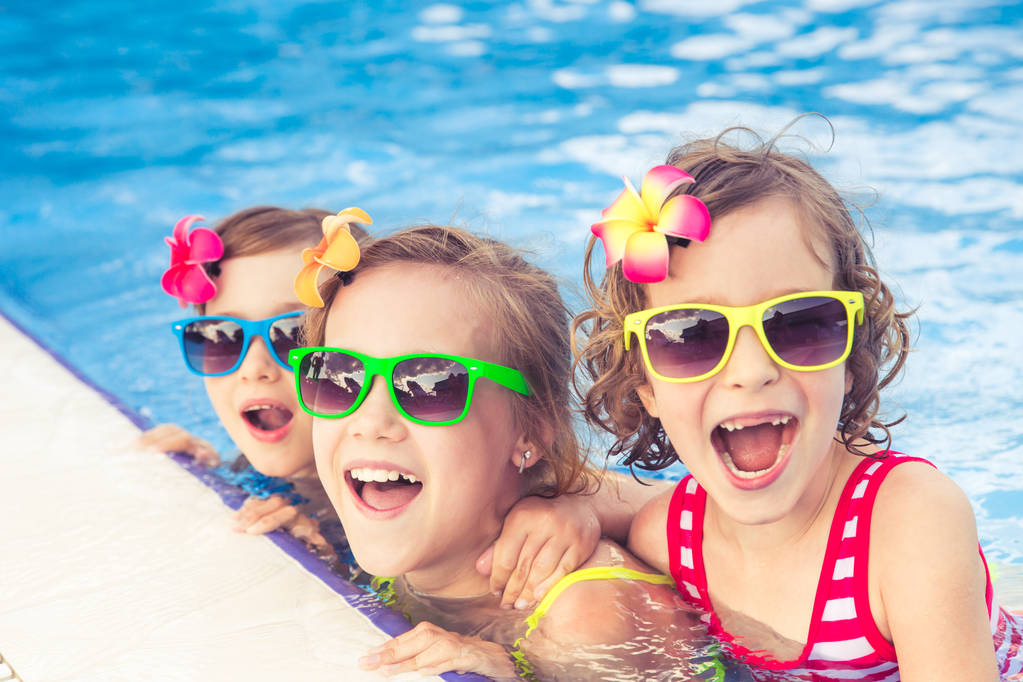 onnellisia lapsia uima-altaassa - Valokuva, kuva