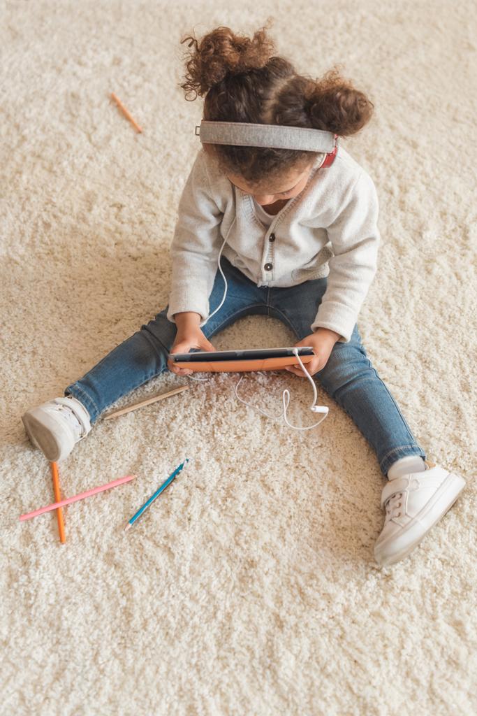 Meisje met digitale tablet  - Foto, afbeelding