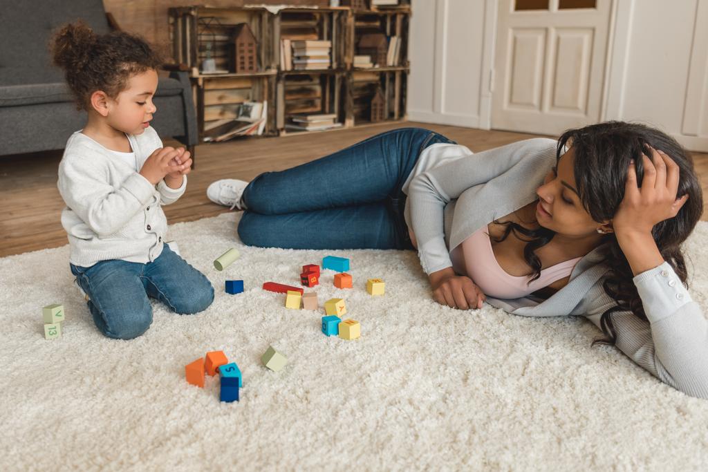 мати і дочка грають з кубиками
 - Фото, зображення