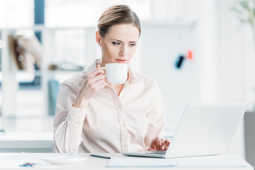 Podnikatelka, pracovat na notebooku a pití kávy - Fotografie, Obrázek