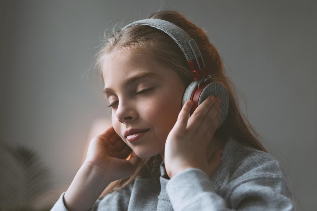 kid girl listening music in headphones - Photo, Image
