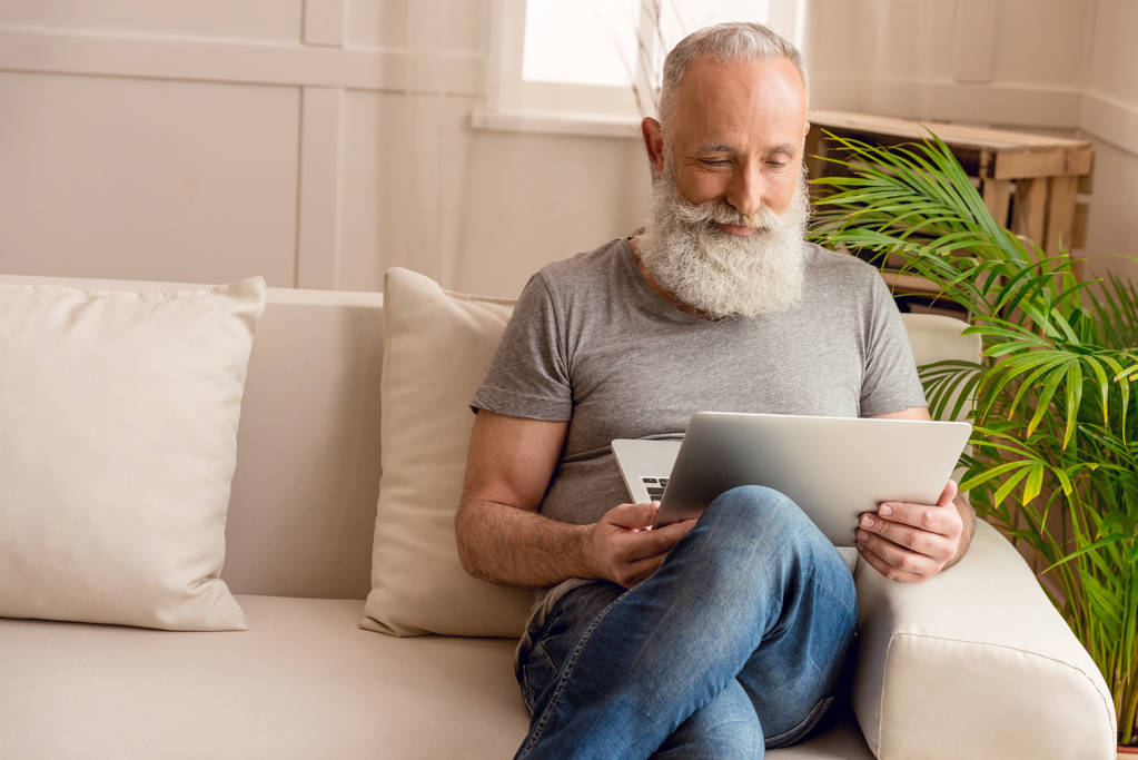 Homme âgé utilisant un ordinateur portable - Photo, image
