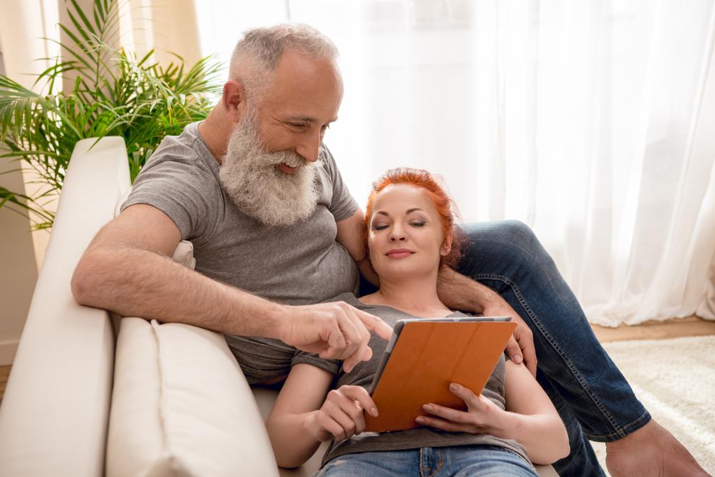 Couple mature avec tablette numérique
  - Photo, image