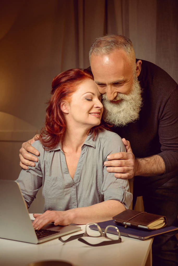 обнимать пару с помощью ноутбука дома
 - Фото, изображение
