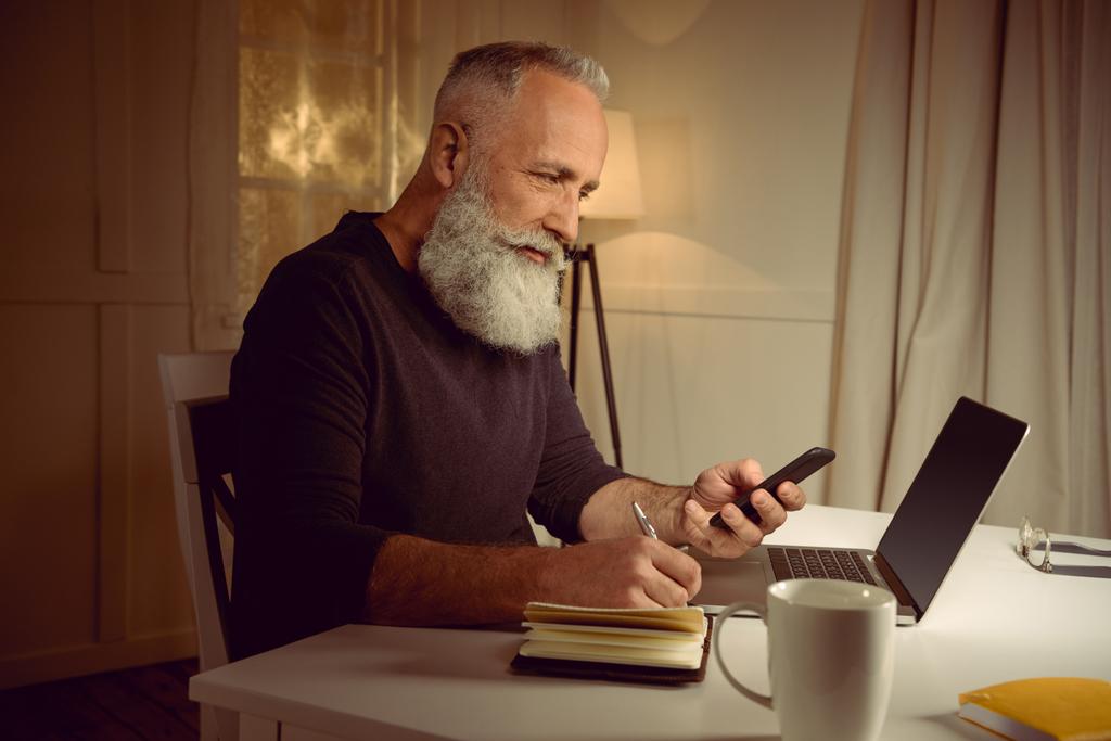 šedé vlasy-muž pracovat doma - Fotografie, Obrázek