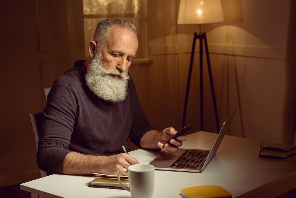 gri saçlı adam evde çalışma - Fotoğraf, Görsel