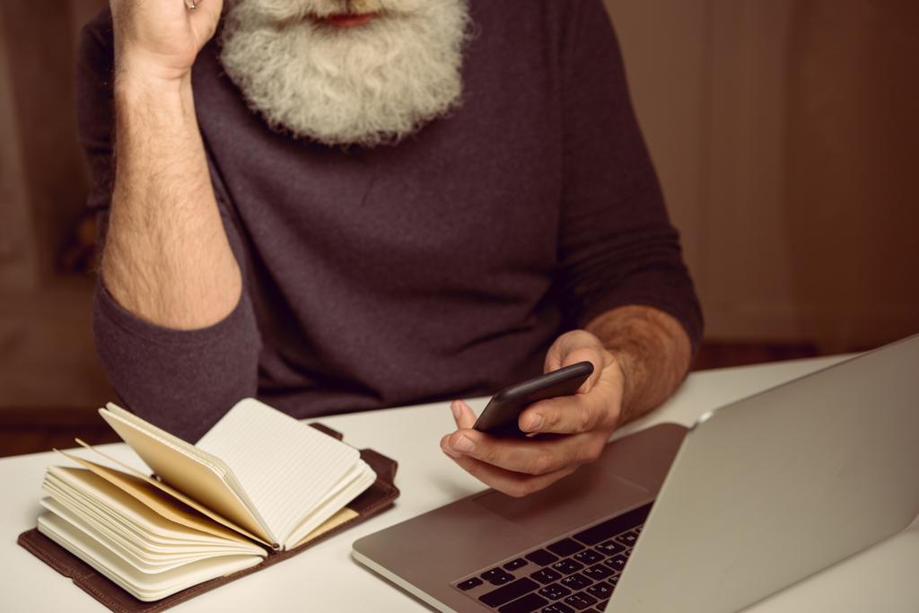 hombre de pelo gris usando teléfono inteligente
 - Foto, Imagen