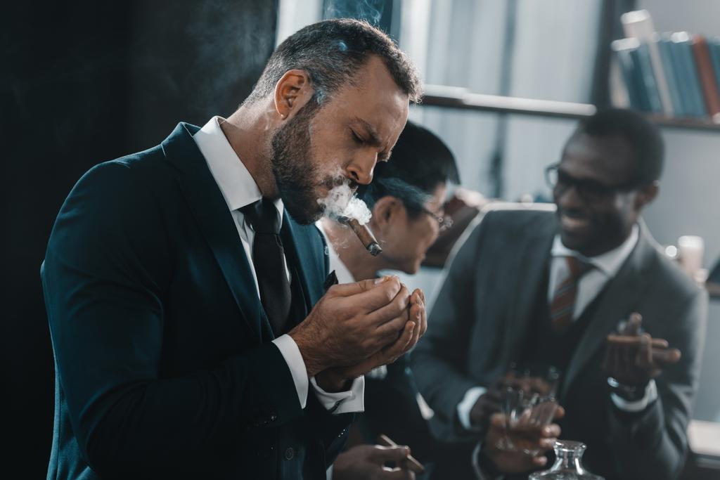 liikemies tupakointi sikari monikulttuurinen liike-elämän joukkue viettää aikaa takana
 - Valokuva, kuva