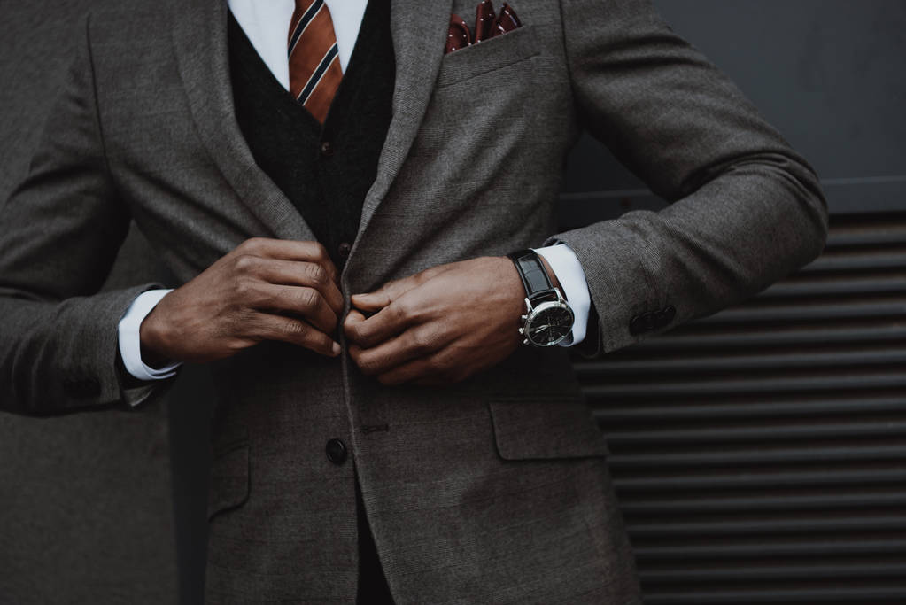 vertrouwen stijlvolle zakenman dragen pak buiten op de muur - Foto, afbeelding