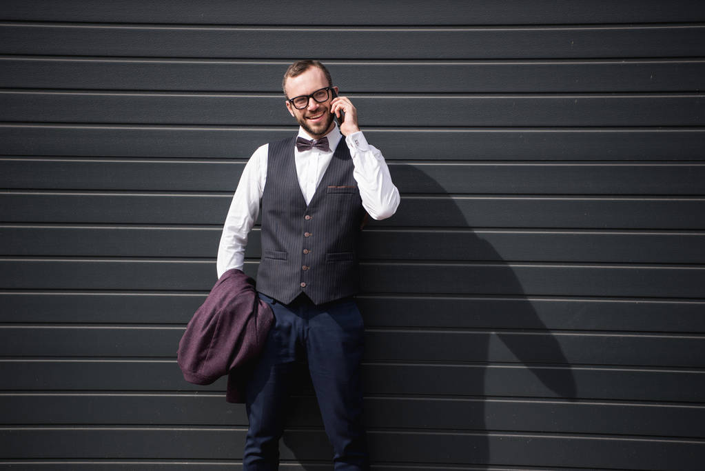 mladý bělošský podnikatel mluví o smartphone stoje venku - Fotografie, Obrázek
