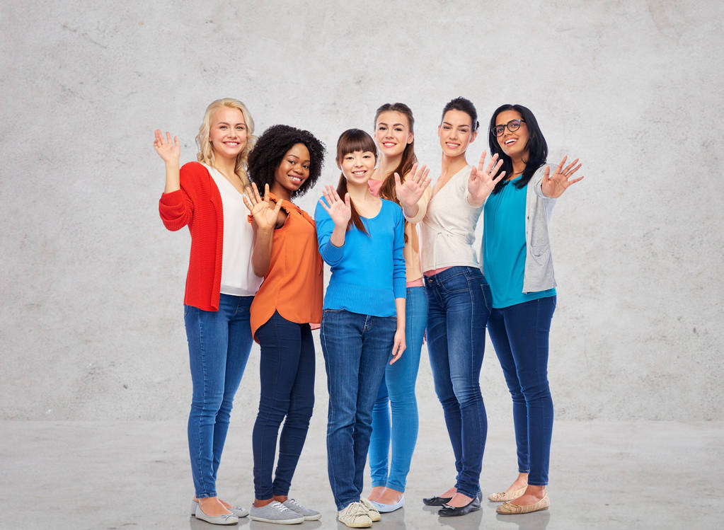 gruppo internazionale di donne felici che salutano le mani
 - Foto, immagini