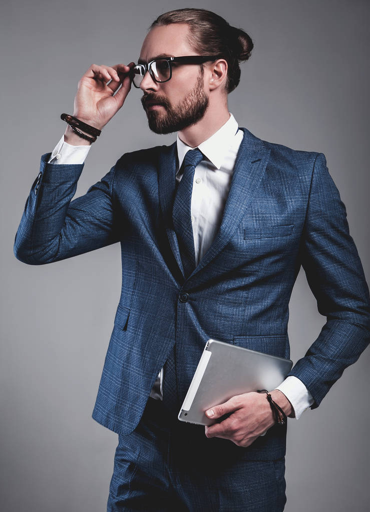 bel modello di uomo d'affari di moda vestito in elegante abito blu
  - Foto, immagini