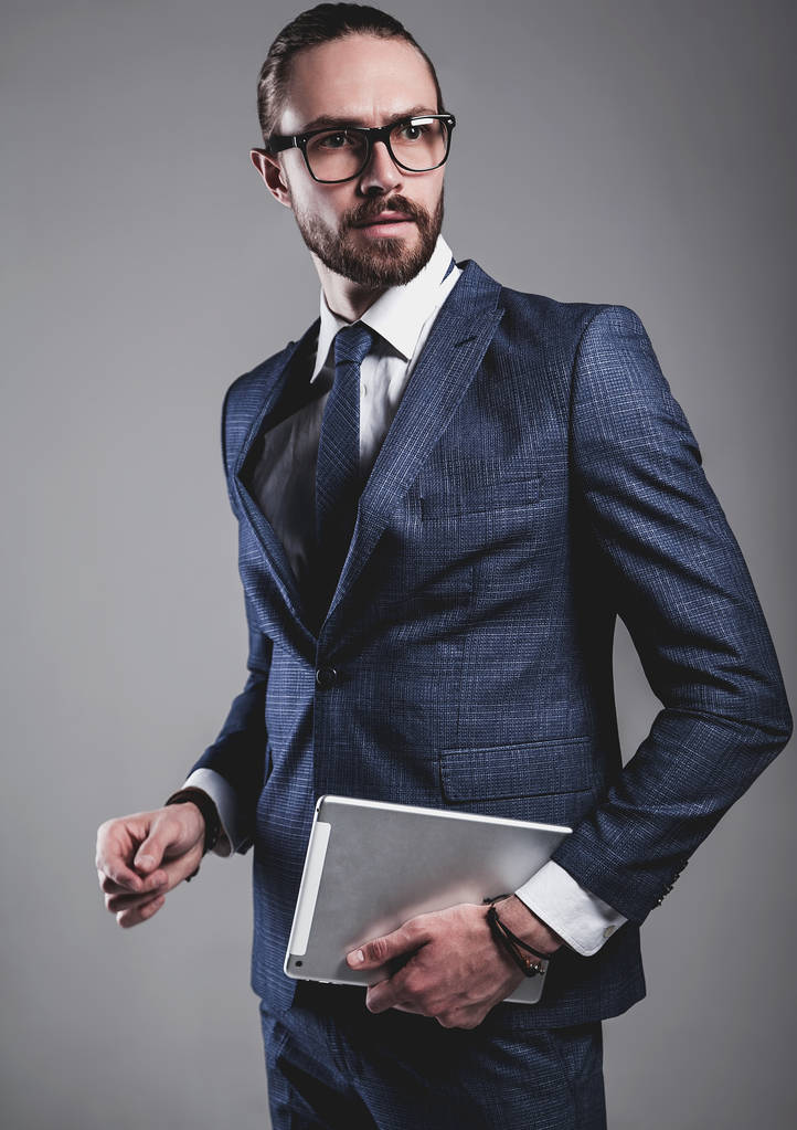 красива модель моди бізнесмен, одягнена в елегантний синій костюм
  - Фото, зображення