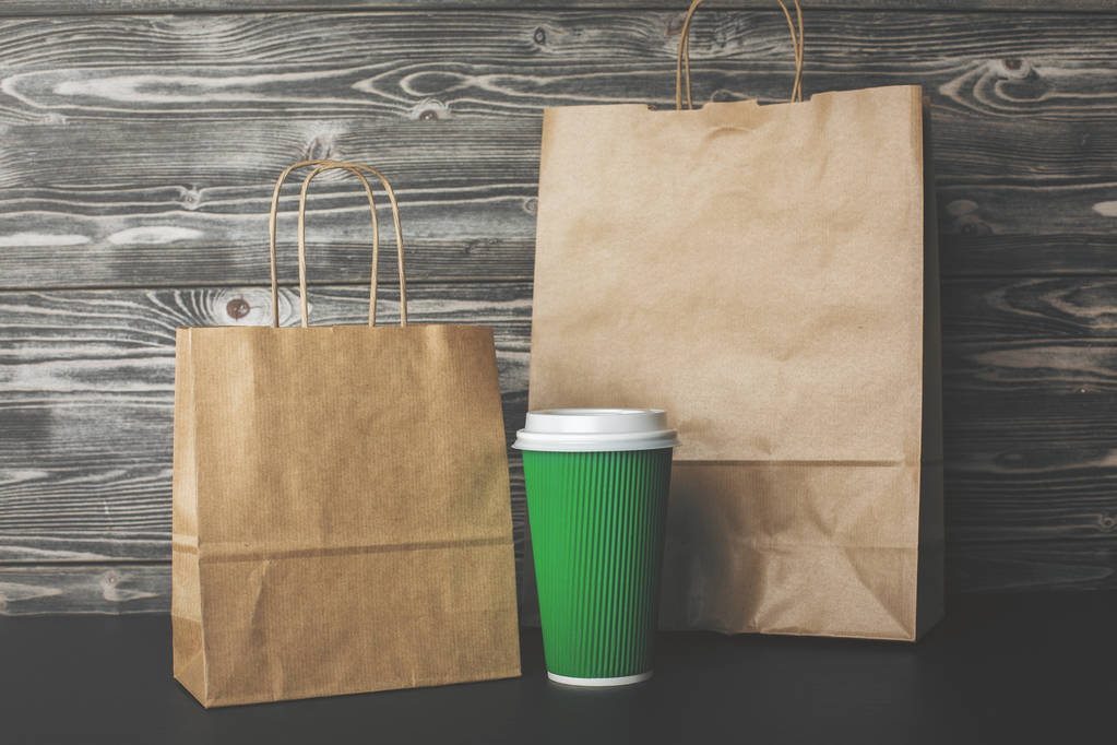 Üres bevásárló táskák és Vértes kávé - Fotó, kép