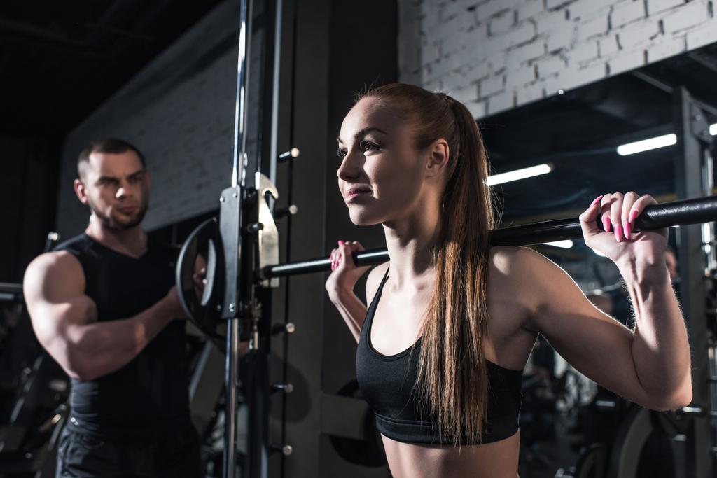 Sportliche Frau trainiert im Fitnessstudio - Foto, Bild