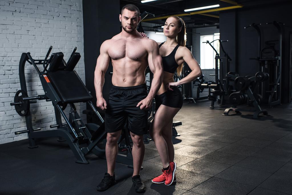 pareja deportiva posando en el gimnasio
 - Foto, imagen